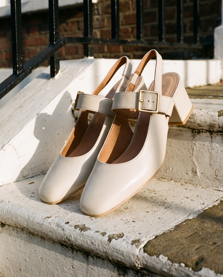 Slingback MONA beige posée sur le perron d'une maison londonienne