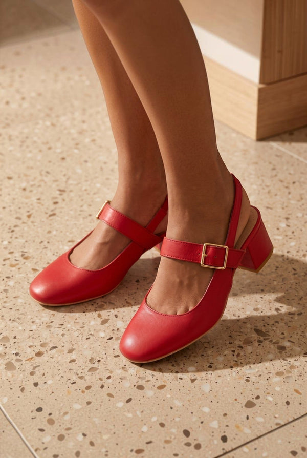 André MONA ROUGE slingback en cuir rouge avec bride à boucle dorée et talon bloc de 5 cm. Style rétro chic.