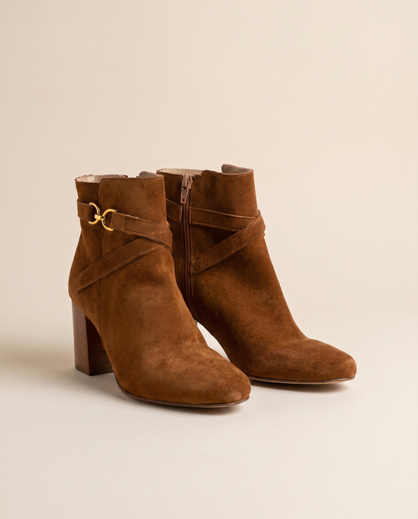 Boots MORDUE cognac debout sur fond beige
