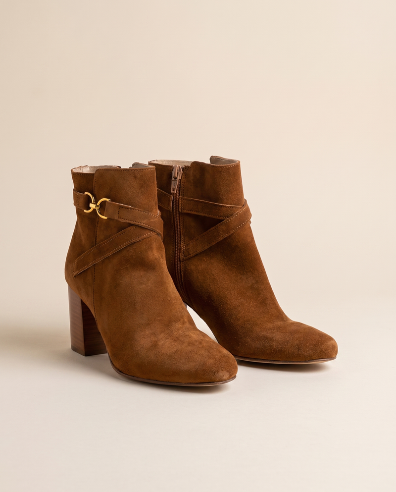Boots MORDUE cognac debout sur fond beige