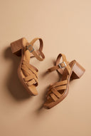 André sandales camel en cuir velouté, talon épais de 5 cm, design croisé et boucle ajustable. Fabrication italienne.
