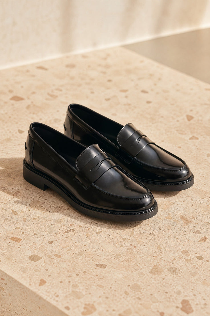 Mocassin André NERA en cuir noir lisse, semelle épaisse, style citadin et intemporel.