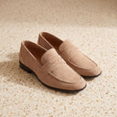 André mocassins Newington en cuir suédé beige, style penny loafer, pour homme.