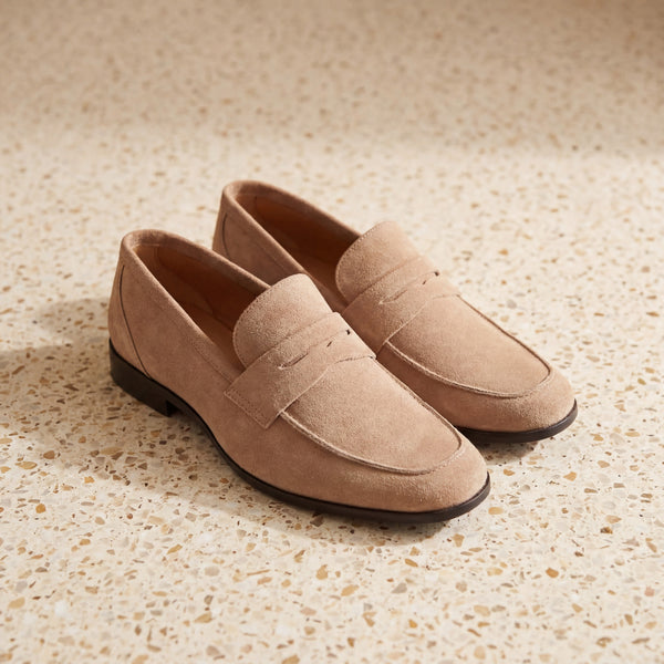 André mocassins Newington en cuir suédé beige, style penny loafer, pour homme.