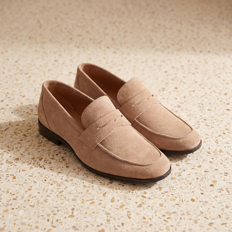 André mocassins Newington en cuir suédé beige, style penny loafer, pour homme.