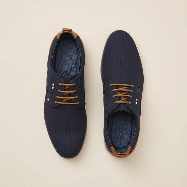 André chaussures homme bleu marine en matière synthétique effet textile avec lacets marron et empiècement camel.