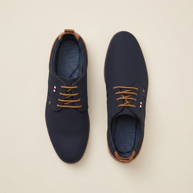 André chaussures homme bleu marine en matière synthétique effet textile avec lacets marron et empiècement camel.