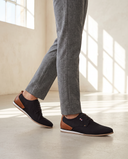 Derby NIGUELO noir porté, pantalon flanelle gris, sol béton clair