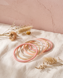 Joncs Saphira Noella rose, posés sur un lin crème, mur rose poudré