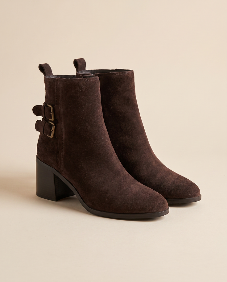 Boots OLIA marron debout sur fond beige