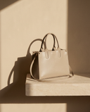 Sac OPERA blanc cassé Maison André sur une marche en pierre
