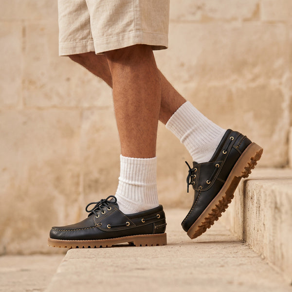 André chaussures bateau en cuir bleu marine avec coutures contrastantes et semelle crantée.