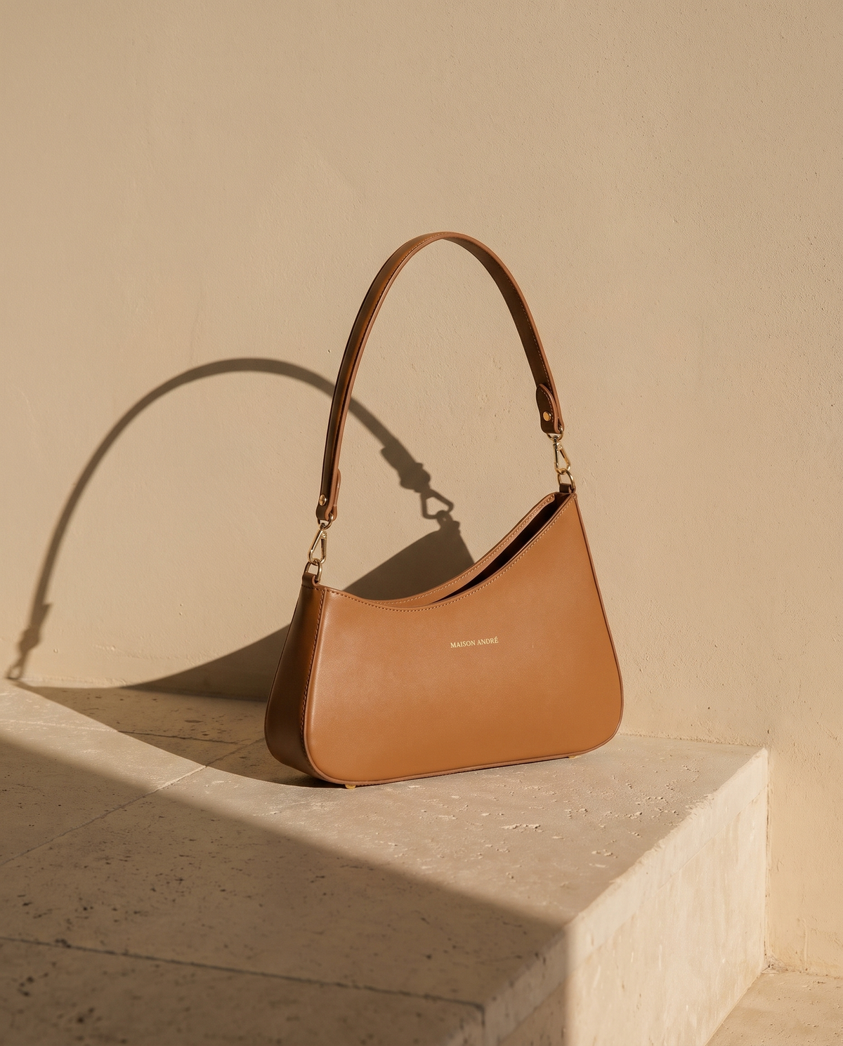 Sac PIGALLE cognac Maison André sur une marche en pierre