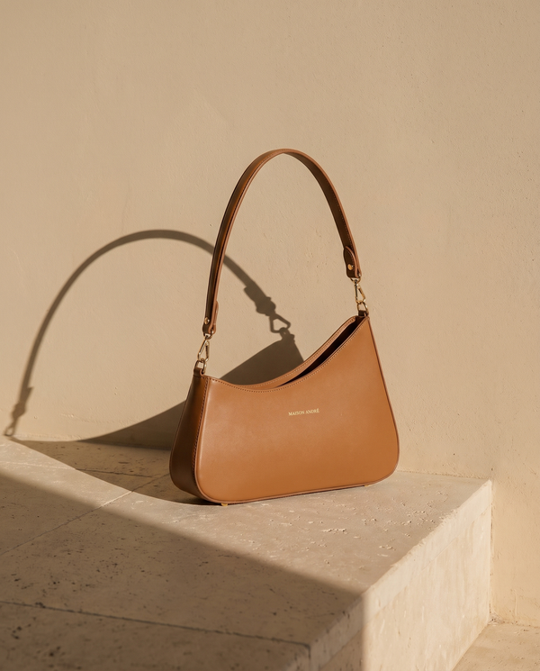 Sac PIGALLE cognac Maison André sur une marche en pierre