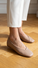 RENATE taupe ballerine portée - André