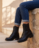 Boots RIHALA noir portées, cadrage jambes