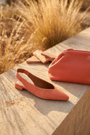 André ROSEE CORAIL SUEDE slingbacks en daim corail avec bout pointu et bride arrière ouverte, petit talon.
