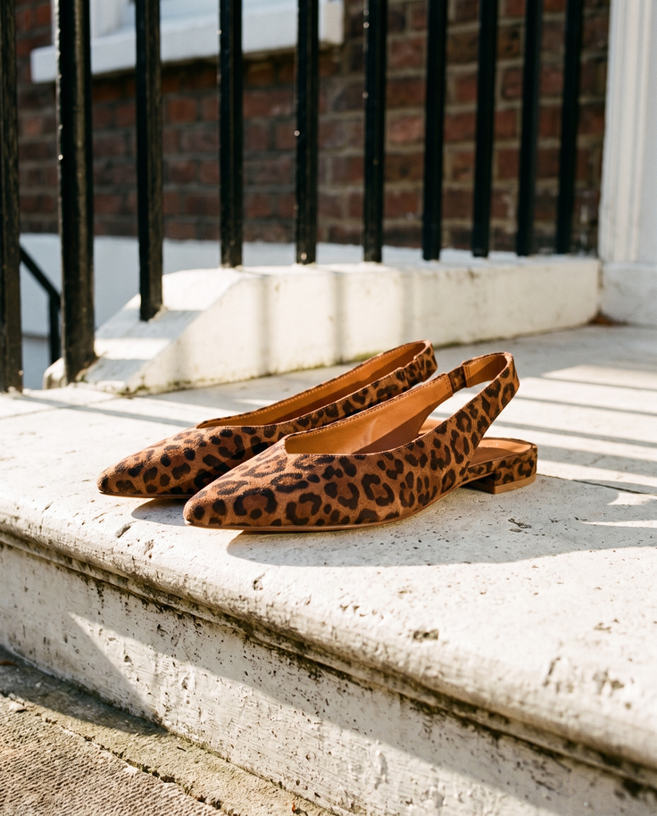 Slingback ROSEE léopard posée sur le perron d'une maison londonienne