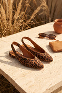 André slingback Rosee Léopard en cuir véritable imprimé léopard marron et noir, bout pointu, talon bas.