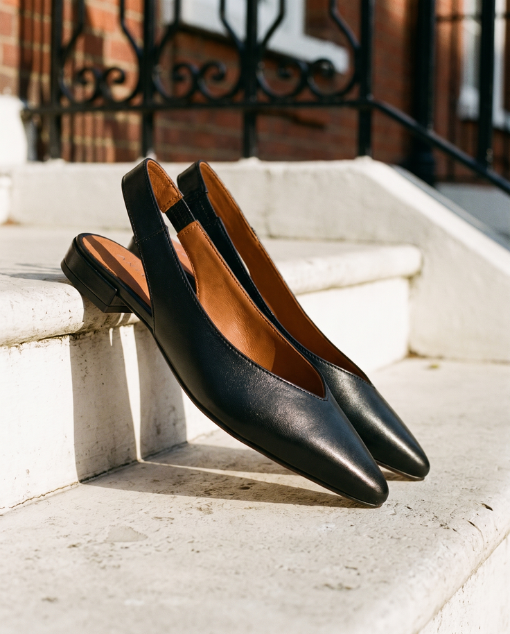 Slingback ROSEE noire posée sur le perron d'une maison londonienne