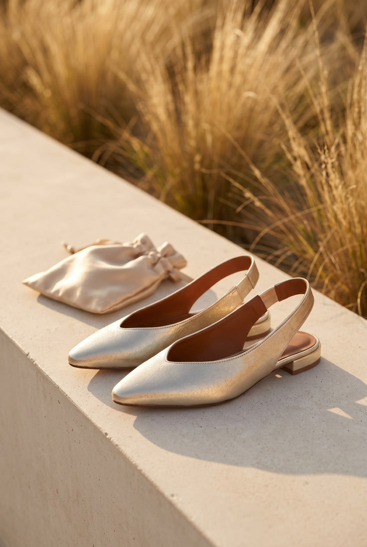 André Rosee Or slingbacks dorées en cuir de chèvre, bout pointu, bride arrière élastiquée, talon plat.