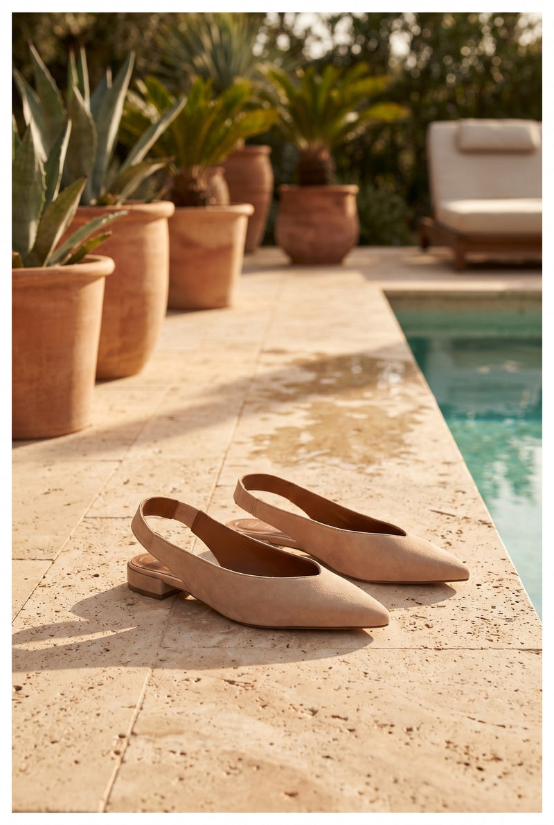 André ROSEE slingbacks en suède sable, bout pointu, talon bas confortable, fabrication portugaise.