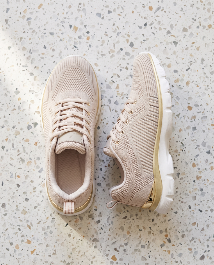 Basket SERAPIS beige, vue de dessus sur un sol en terrazzo