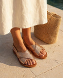 Sandales André Seringata dorées en cuir tressé avec brides croisées et boucle ajustable pour femme