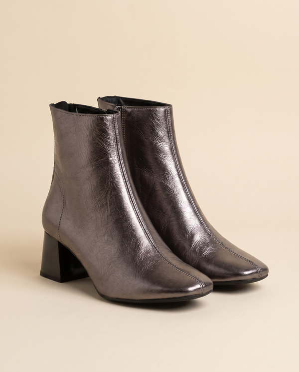 Boots SIMANA argent debout sur fond beige