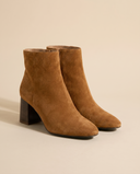 Boots SIMANE camel debout sur fond beige