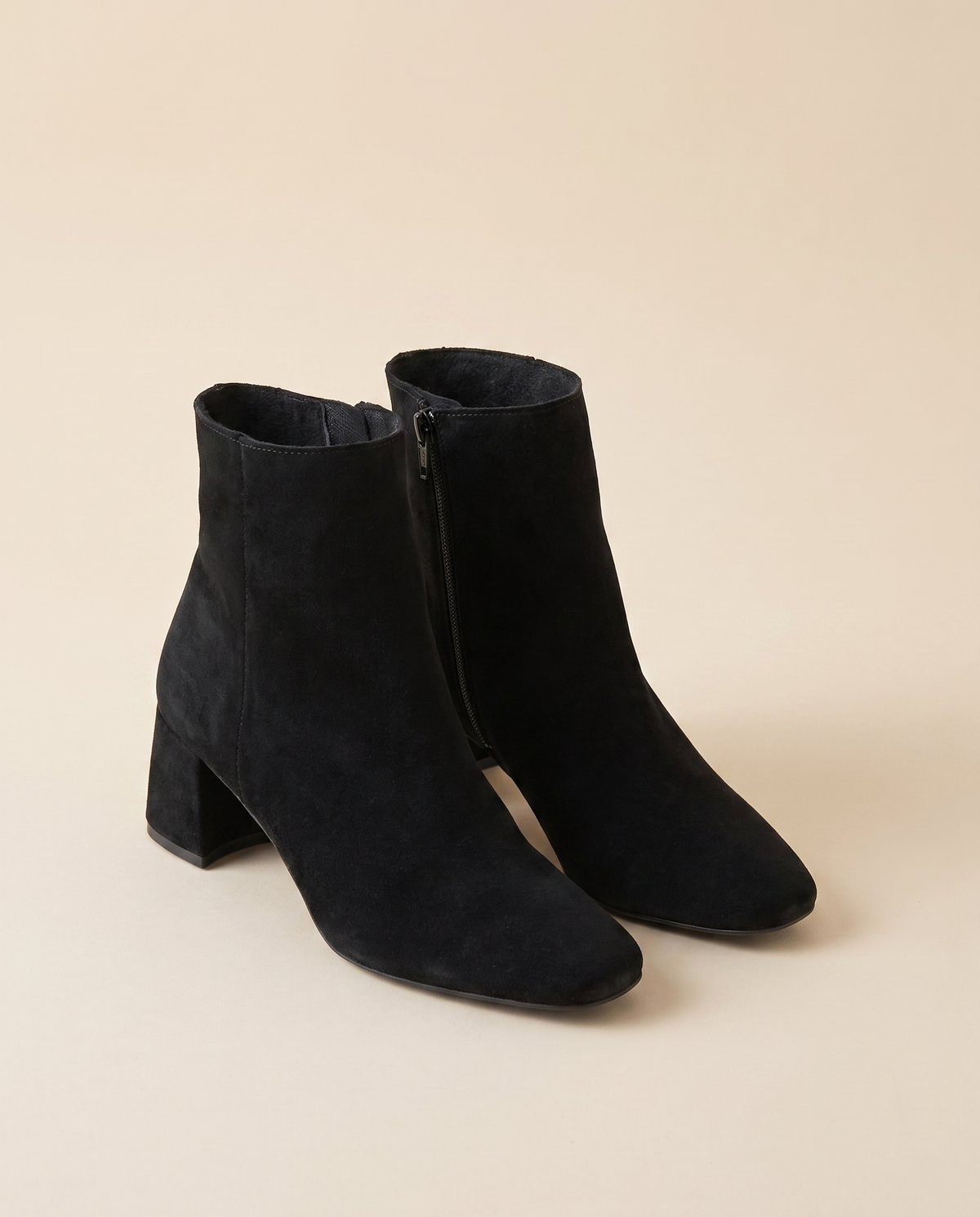 Boots SIMANE noir debout sur fond beige