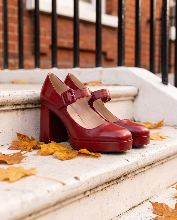 Escarpins SIRIELLE rouges posés sur le perron d'une maison londonienne, feuilles d'automne