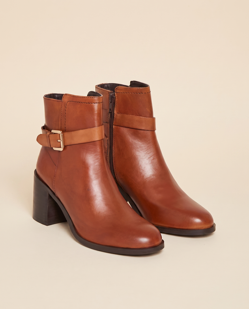 Boots SOHANNE cognac debout sur fond beige