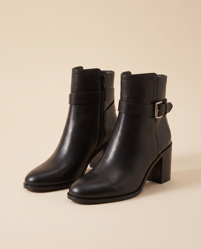 Boots SOHANNE noires debout sur fond beige