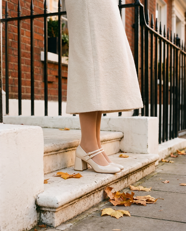 Escarpin SOHILA beige porté, gros plan dans une rue londonienne en automne