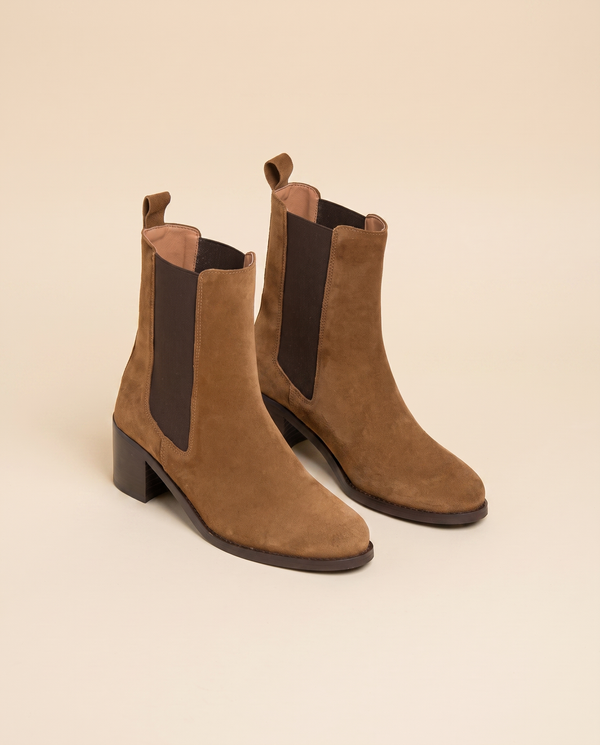 Boots TERESIA camel debout sur fond beige