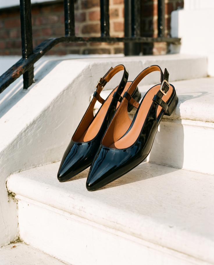 Slingback THALASSA noire posée sur le perron d'une maison londonienne