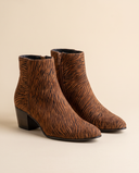 Boots WESTIE camel debout sur fond beige
