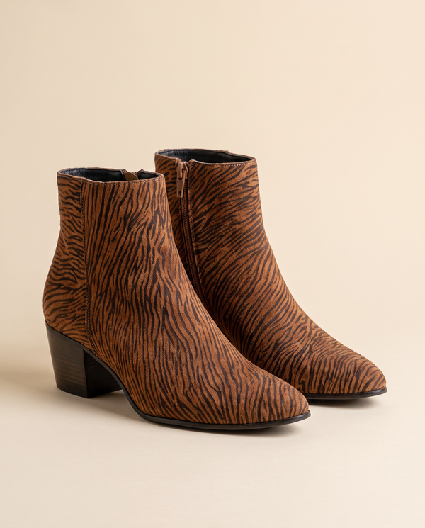 Boots WESTIE camel debout sur fond beige