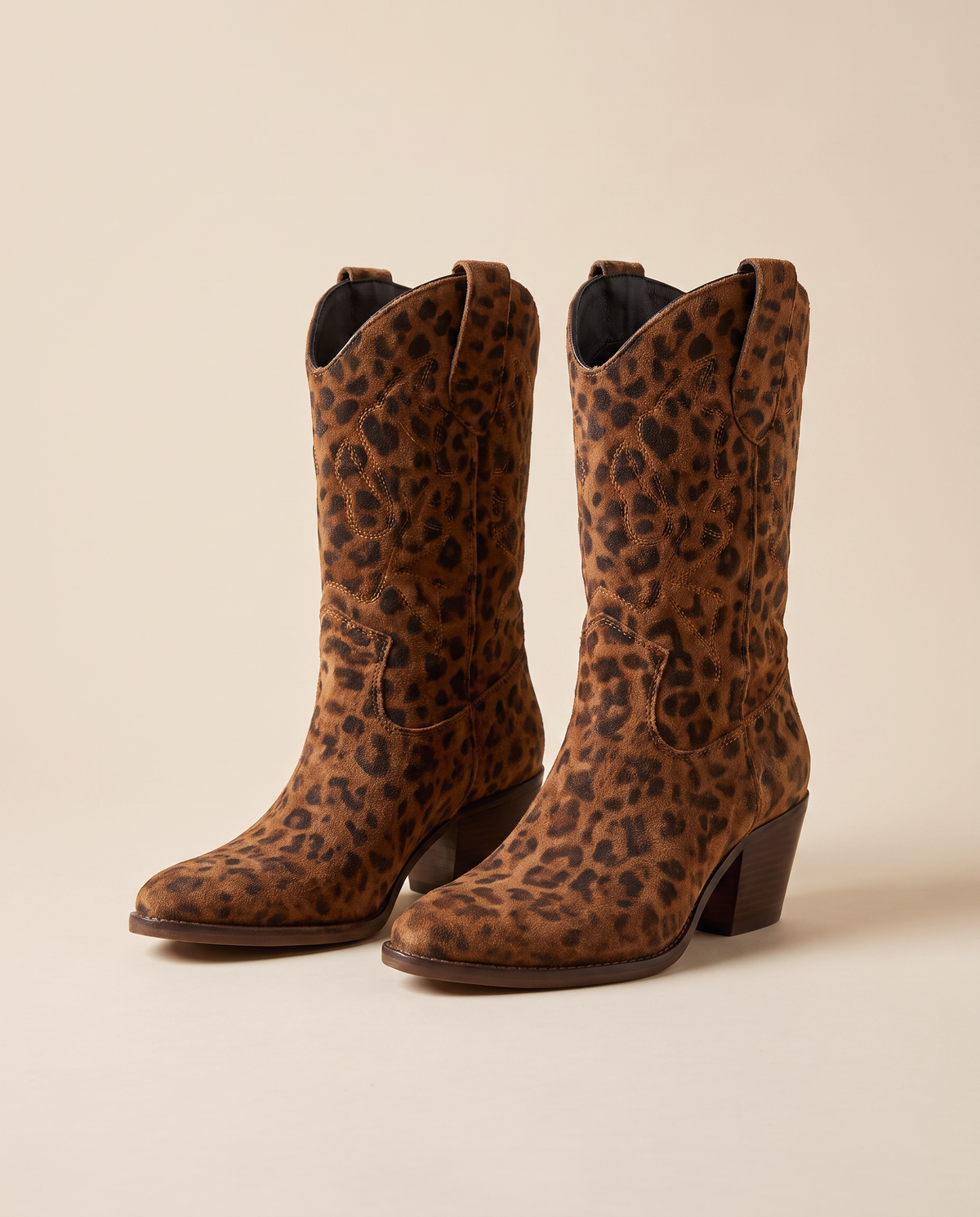 Boots ZELIE léopard suède debout sur fond beige