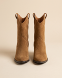 Boots ZELIE camel debout sur fond beige
