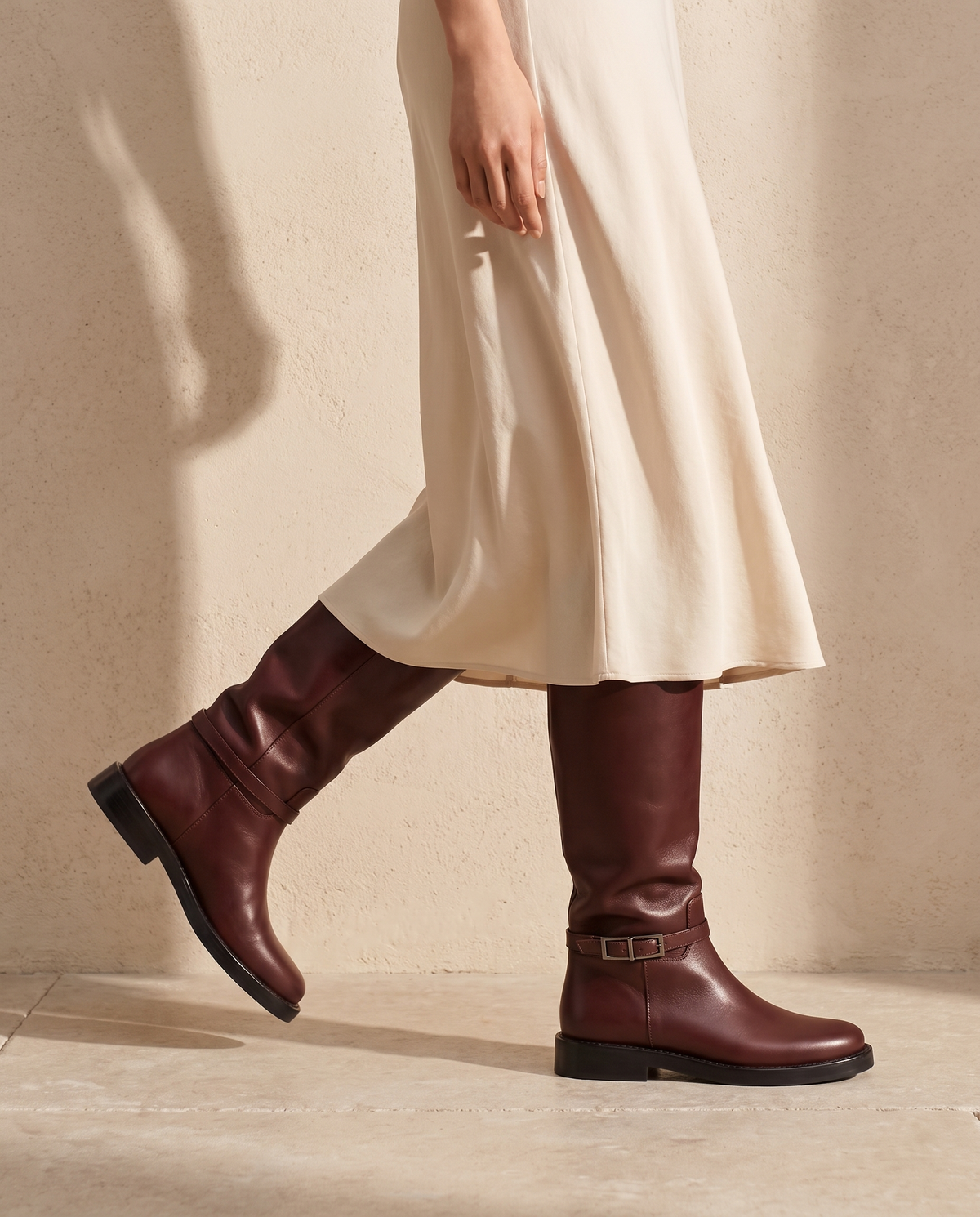 Botte ZEPHYRINE bordeaux portée, cadrage jambes