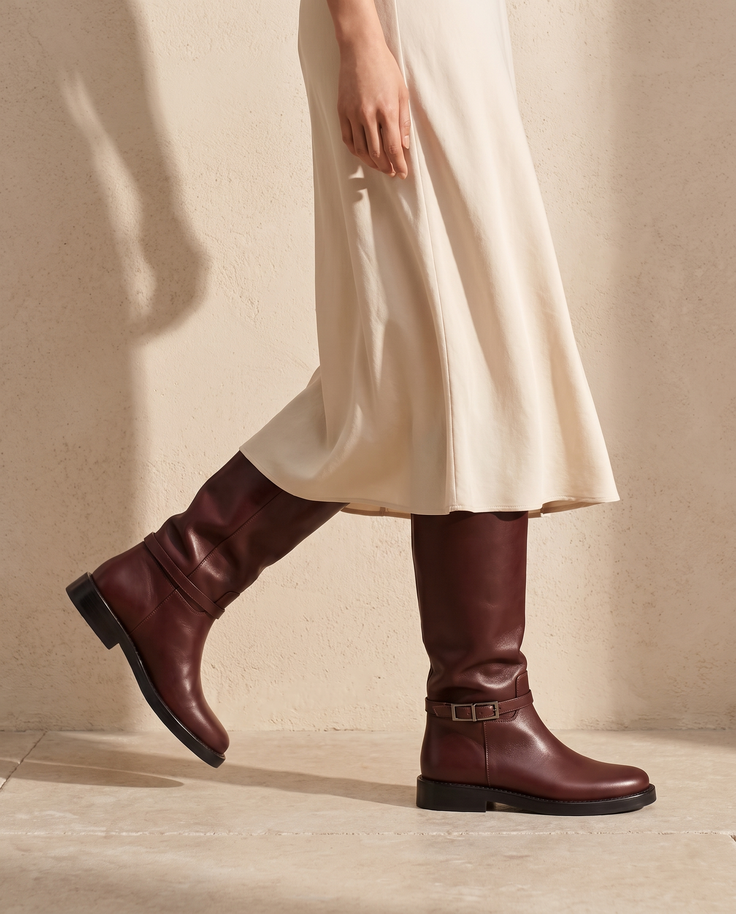 Botte ZEPHYRINE bordeaux portée, cadrage jambes