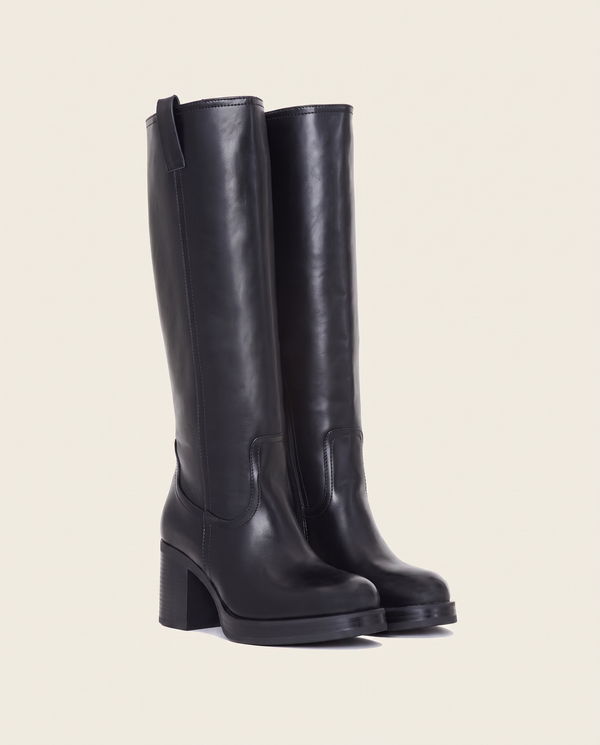 Paire de bottes ZINNIA noires debout sur fond beige